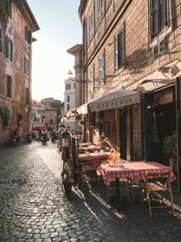 Trastevere, Roma, Metropolitan City of Rome, Italy - Foto di Fineas Anton su Unsplash